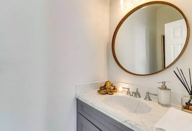 Luxe Gulf Breeze Home W/ Patios   4 Mi To Beaches!