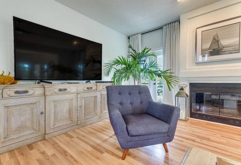 Luxe Gulf Breeze Home W/ Patios 4 Mi To Beaches!