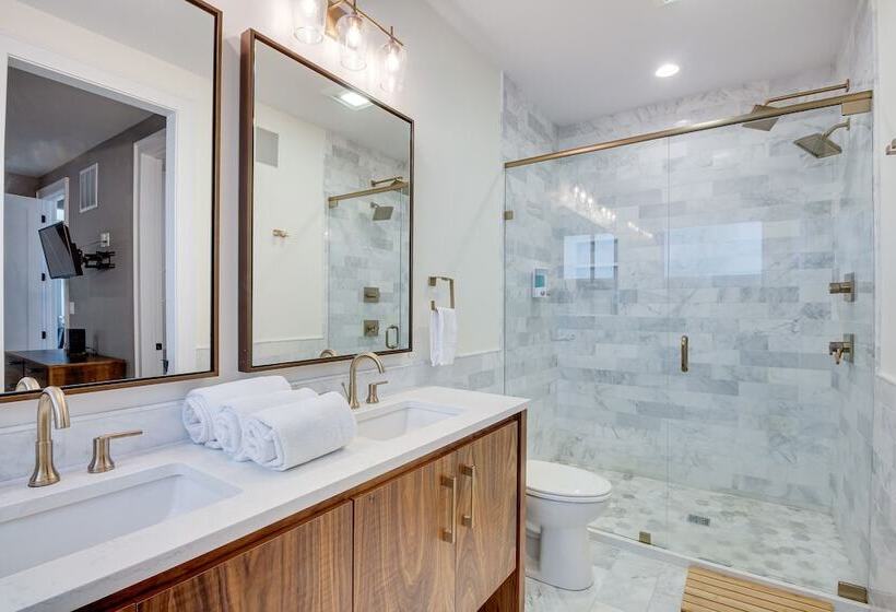 Modern Lawrence Home W/ Patio < Half Mi To U Of K!