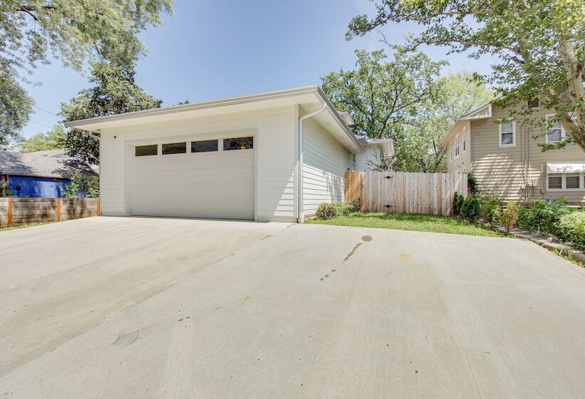 Modern Lawrence Home W/ Patio < Half Mi To U Of K!