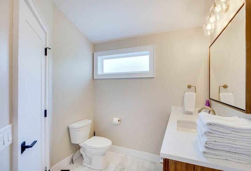 Modern Lawrence Home W/ Patio < Half Mi To U Of K!