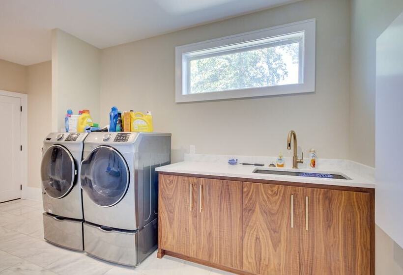 Modern Lawrence Home W/ Patio < Half Mi To U Of K!