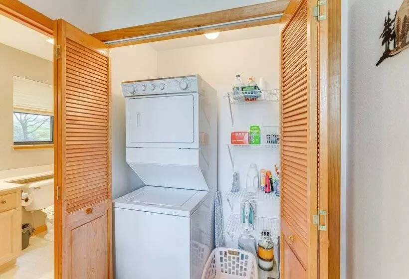 Murphy Cabin W/ Deck & Sweeping Mountain Views!