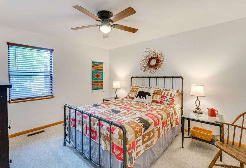 Murphy Cabin W/ Deck & Sweeping Mountain Views!