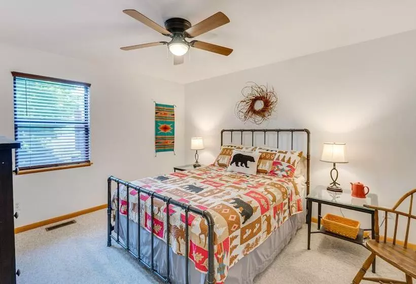 Murphy Cabin W/ Deck & Sweeping Mountain Views!