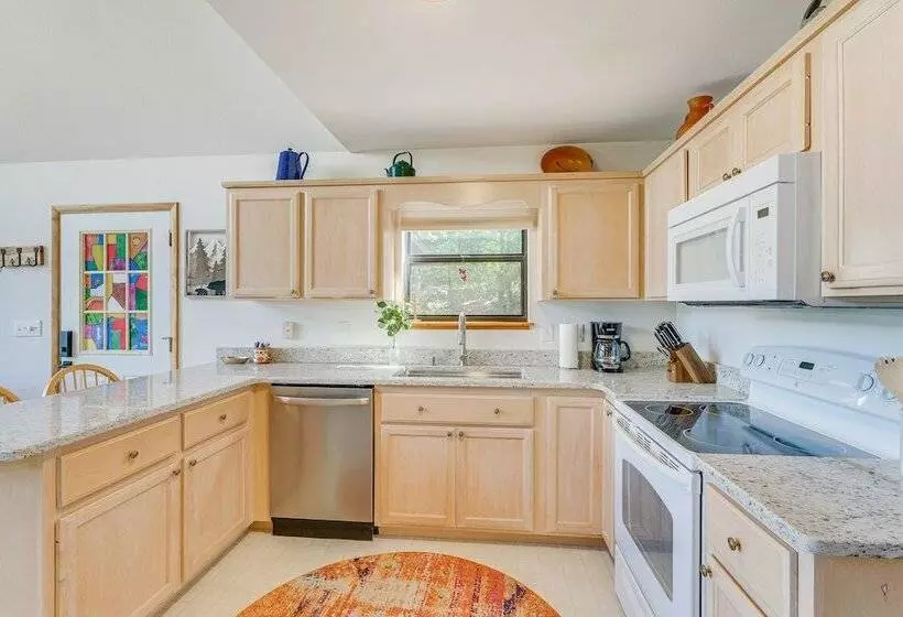 Murphy Cabin W/ Deck & Sweeping Mountain Views!