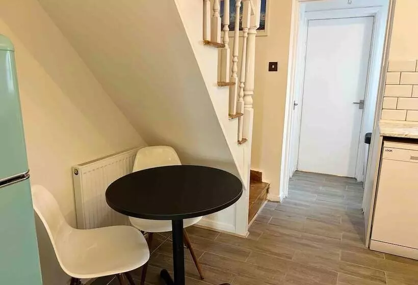 Residenssi Essex 2 Bed House Nr Stanstead With Arcade Machine