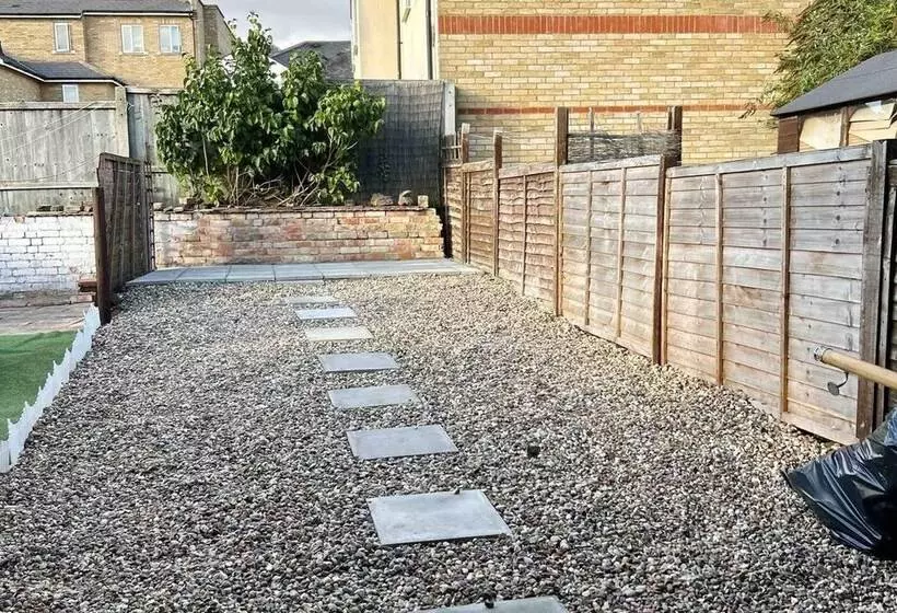 Residenssi Essex 2 Bed House Nr Stanstead With Arcade Machine