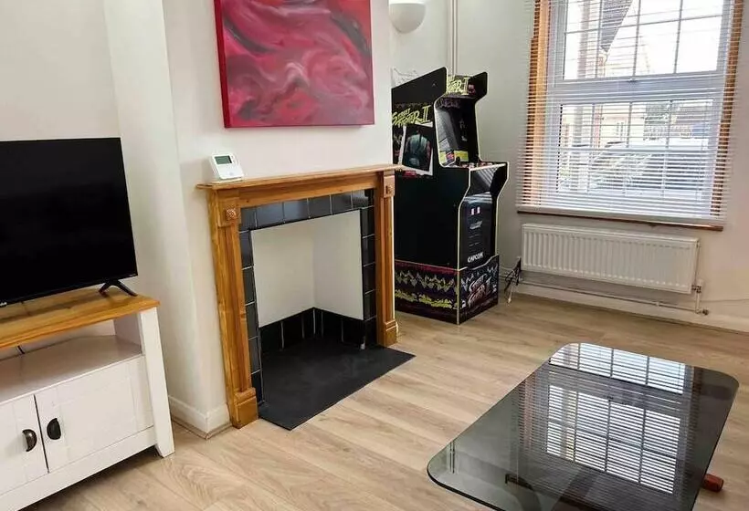 Residenssi Essex 2 Bed House Nr Stanstead With Arcade Machine