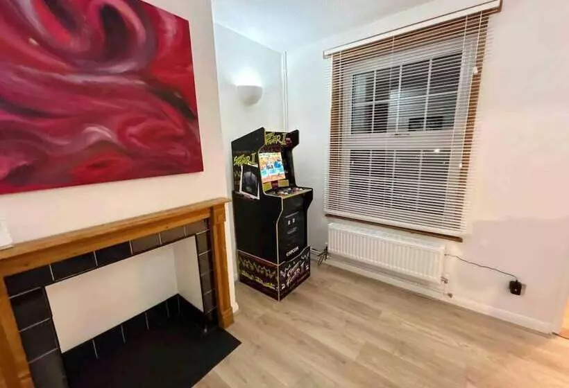 Residenssi Essex 2 Bed House Nr Stanstead With Arcade Machine