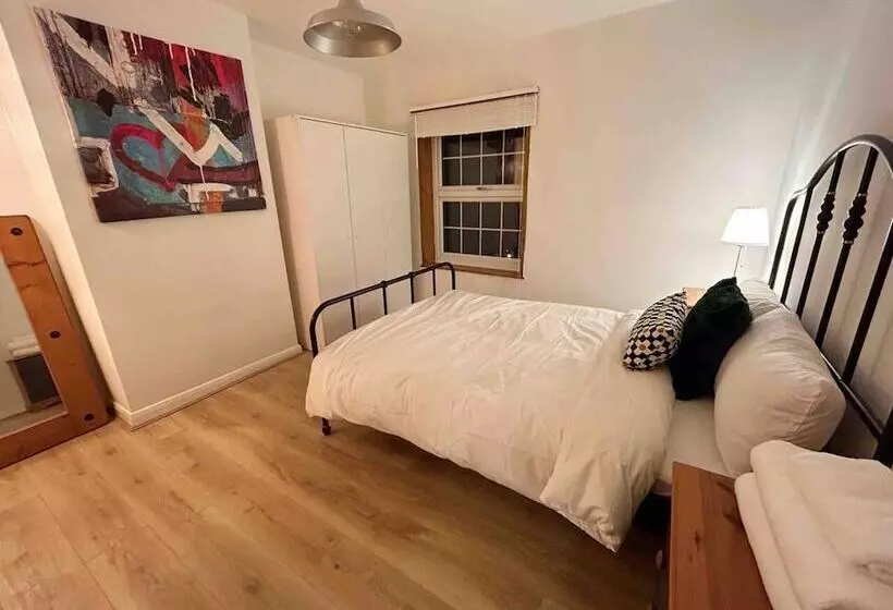 Residenssi Essex 2 Bed House Nr Stanstead With Arcade Machine