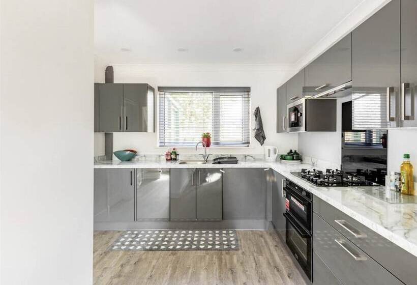 Residenza Come & Unwind In Charming 5 Bed House In Blackburn