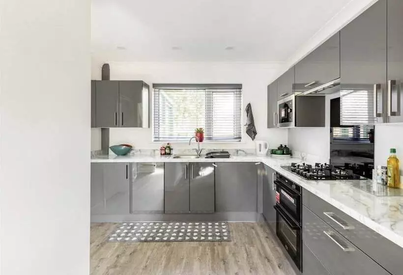 Residenssi Come & Unwind In Charming 5 Bed House In Blackburn