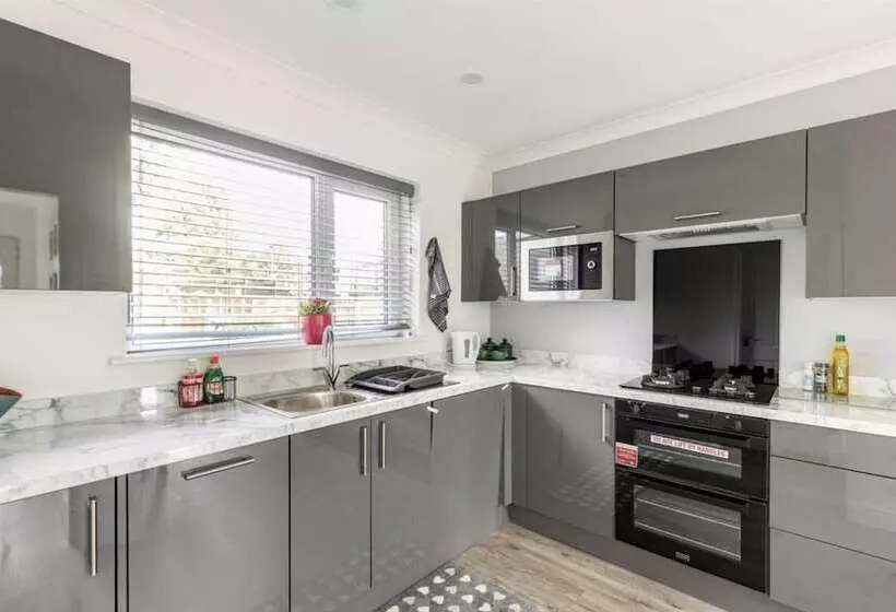 Residenssi Come & Unwind In Charming 5 Bed House In Blackburn