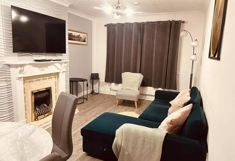 Residenssi Come & Unwind In Charming 5 Bed House In Blackburn