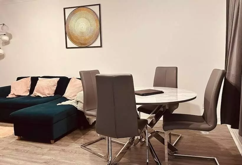 Residenssi Come & Unwind In Charming 5 Bed House In Blackburn