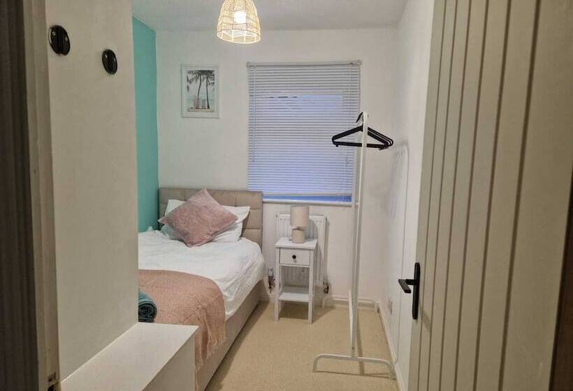 レジデンス Stunning 3 Bed Home Near City Centre, Chic Comfort