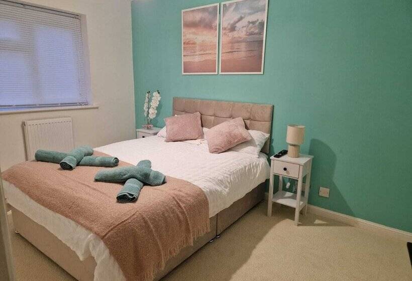 レジデンス Stunning 3 Bed Home Near City Centre, Chic Comfort