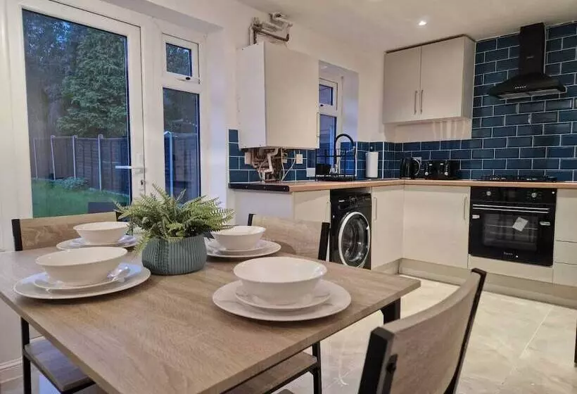 Residenssi Stunning 3 Bed Home Near City Centre, Chic Comfort