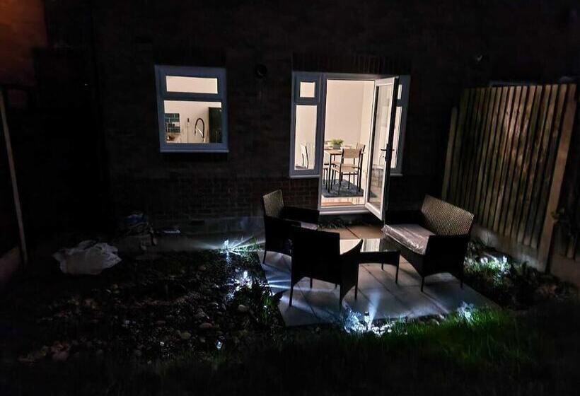 レジデンス Stunning 3 Bed Home Near City Centre, Chic Comfort