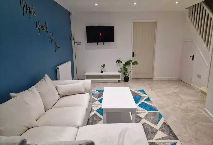 Residenssi Stunning 3 Bed Home Near City Centre, Chic Comfort