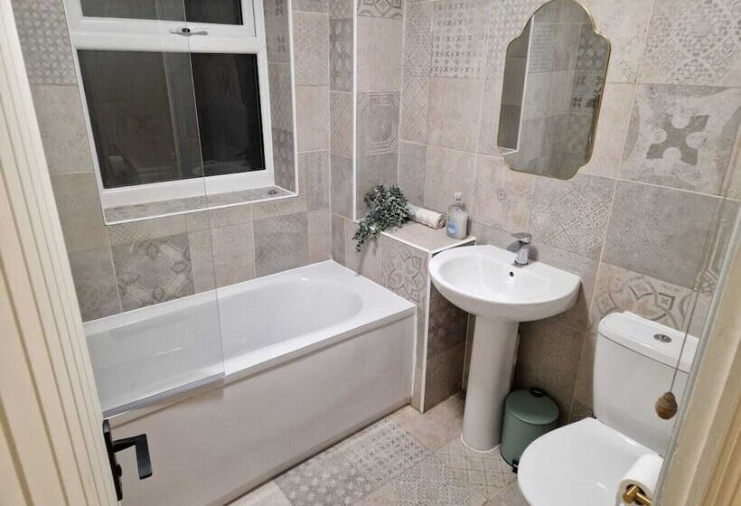 レジデンス Stunning 3 Bed Home Near City Centre, Chic Comfort