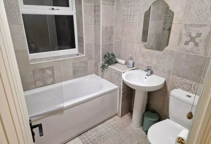 Residenssi Stunning 3 Bed Home Near City Centre, Chic Comfort