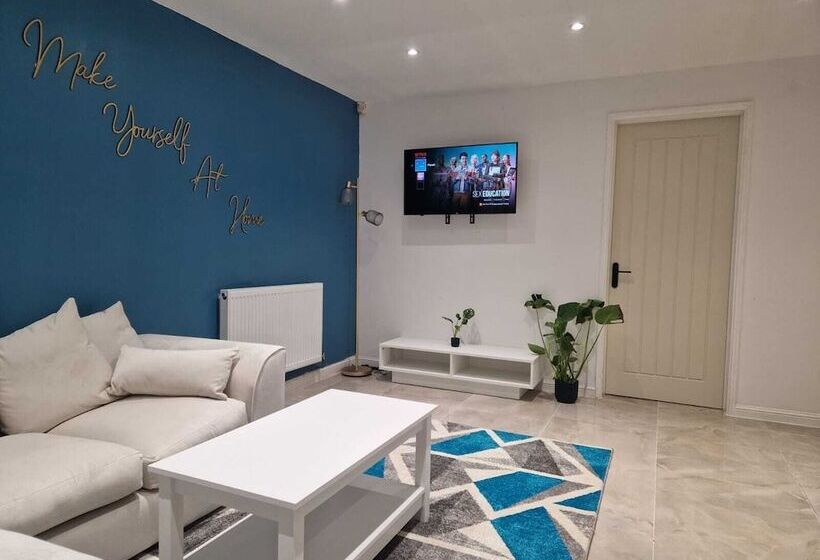 レジデンス Stunning 3 Bed Home Near City Centre, Chic Comfort