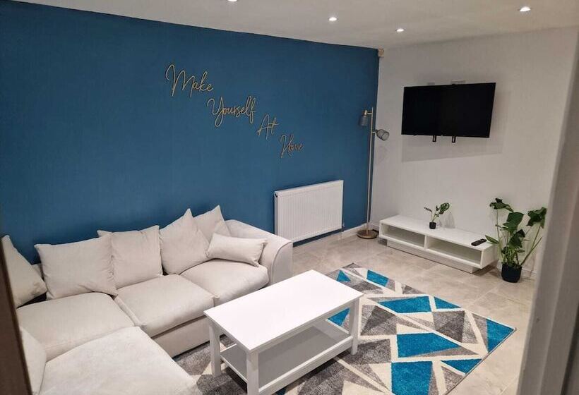 レジデンス Stunning 3 Bed Home Near City Centre, Chic Comfort