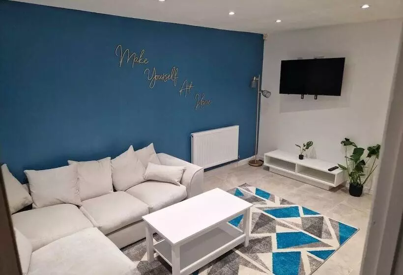 Residenssi Stunning 3 Bed Home Near City Centre, Chic Comfort