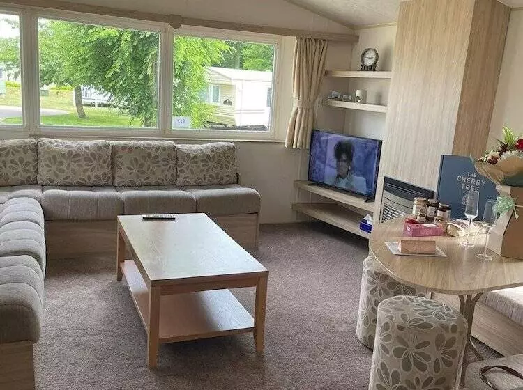 リゾートホテル Dog Friendly 8 Berth Caravan At Cherry Tree Holiday Park In Norfolk Ref 70363c