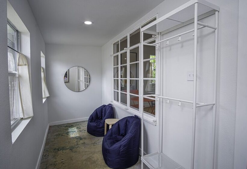 Serene 2br/1ba Residence In Peaceful San Antonio