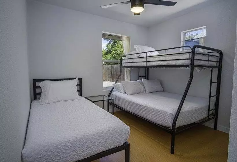 Serene 2br/1ba Residence In Peaceful San Antonio