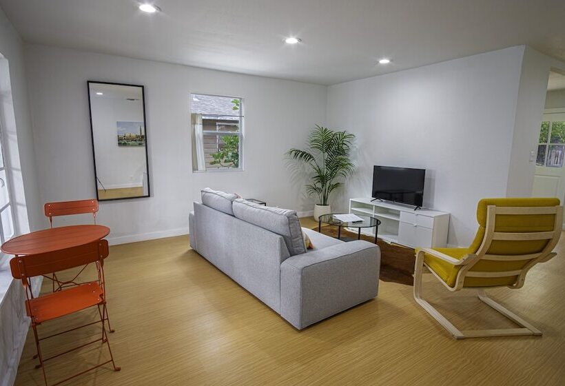 Serene 2br/1ba Residence In Peaceful San Antonio