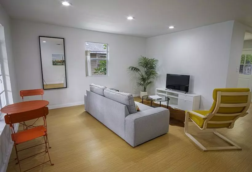 Serene 2br/1ba Residence In Peaceful San Antonio