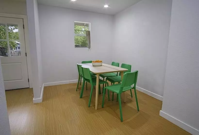 Serene 2br/1ba Residence In Peaceful San Antonio