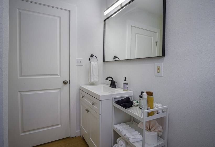 Serene 2br/1ba Residence In Peaceful San Antonio