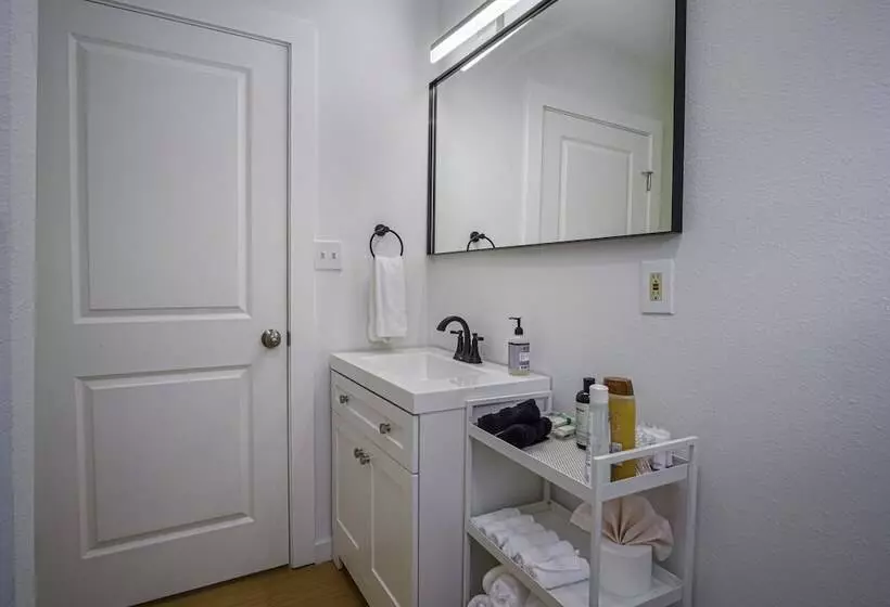 Serene 2br/1ba Residence In Peaceful San Antonio