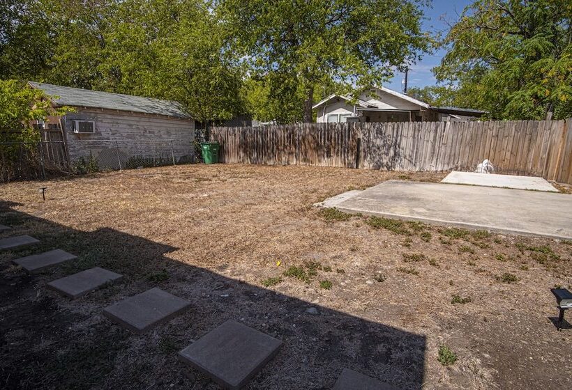 Serene 2br/1ba Residence In Peaceful San Antonio