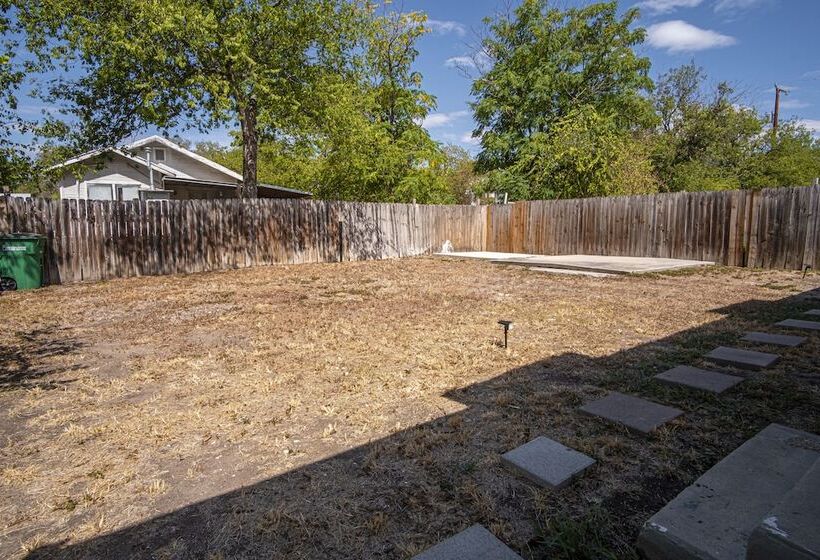 Serene 2br/1ba Residence In Peaceful San Antonio