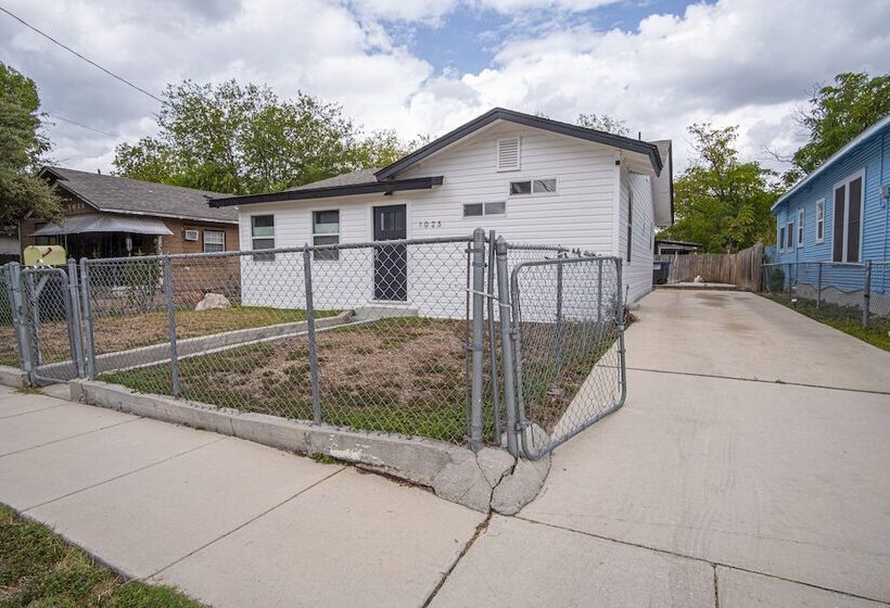 Serene 2br/1ba Residence In Peaceful San Antonio