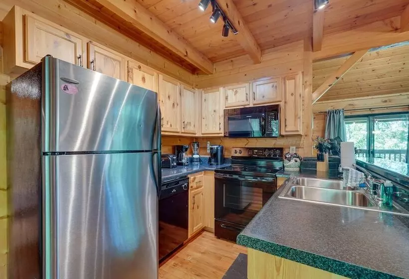 Sevierville Cabin W/ Hot Tub: 5 Mi To Pigeon Forge
