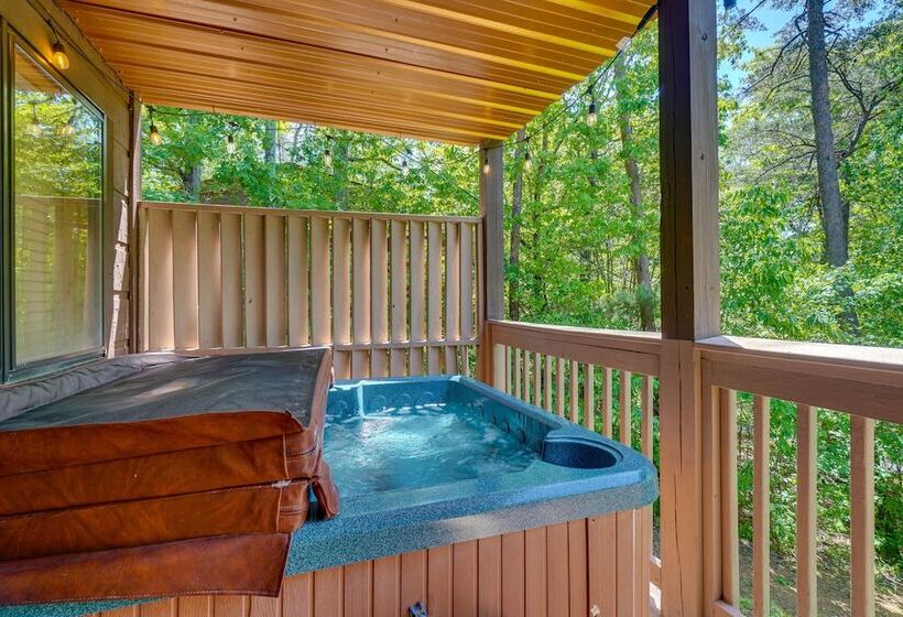 Sevierville Cabin W/ Hot Tub: 5 Mi To Pigeon Forge