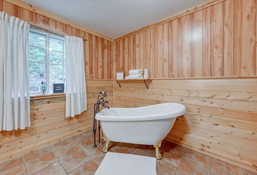 Smoky Mountain Cabin W/ Camping Area + Fire Pit!