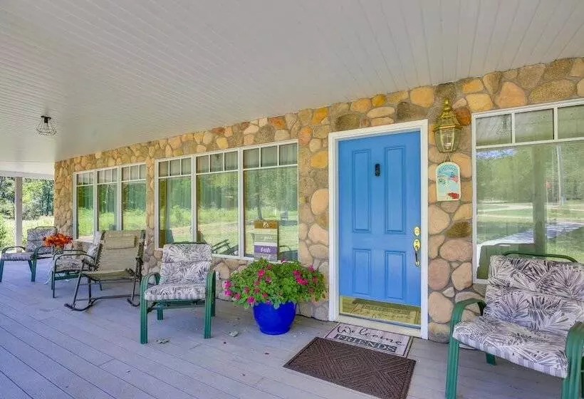 Spacious & Secluded Shook Home W/ Private Hot Tub!