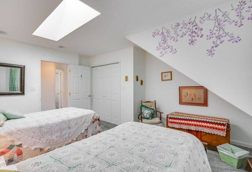 Spacious & Secluded Shook Home W/ Private Hot Tub!