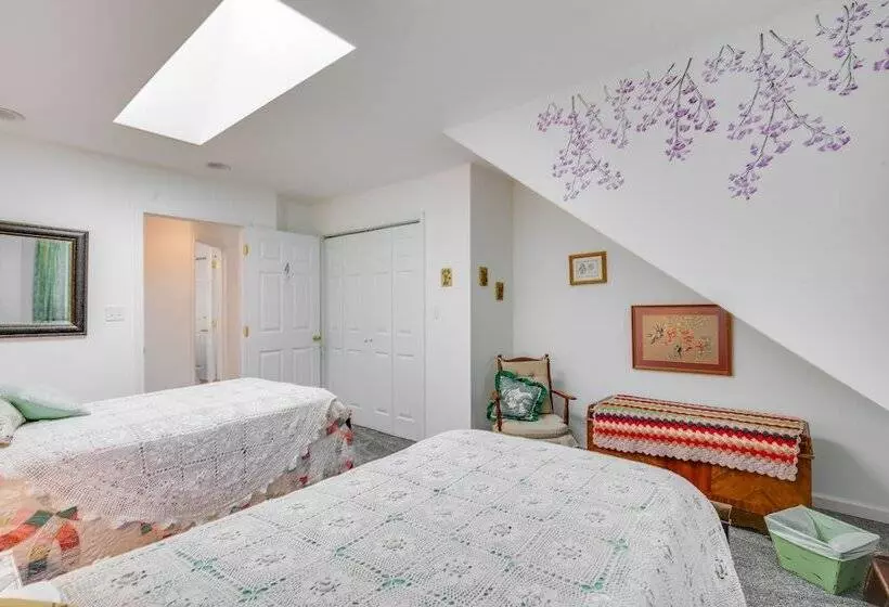 Spacious & Secluded Shook Home W/ Private Hot Tub!