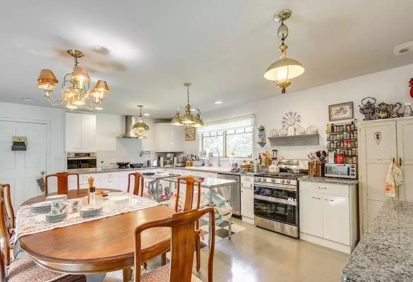 Spacious & Secluded Shook Home W/ Private Hot Tub!