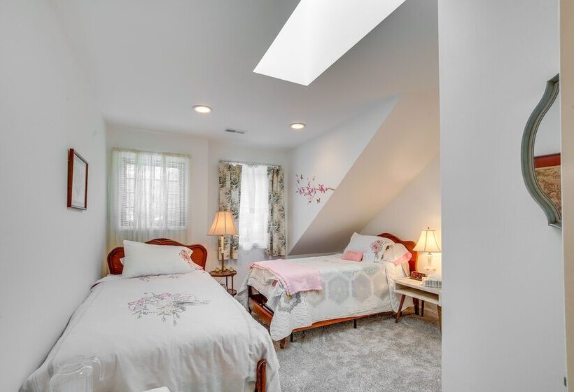 Spacious & Secluded Shook Home W/ Private Hot Tub!