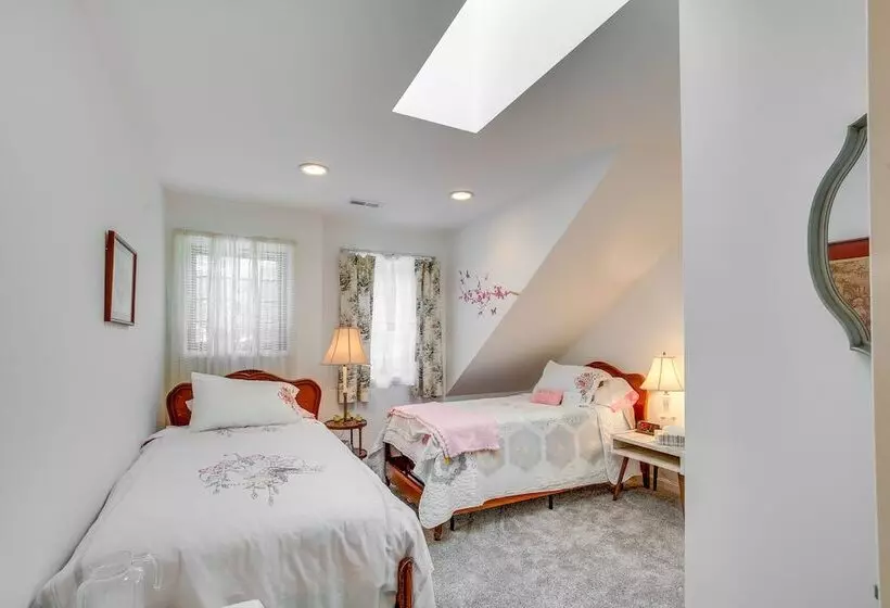 Spacious & Secluded Shook Home W/ Private Hot Tub!